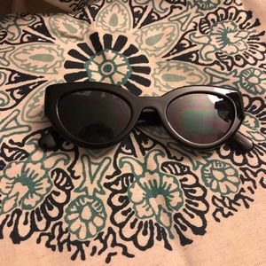 Black oval sunglasses